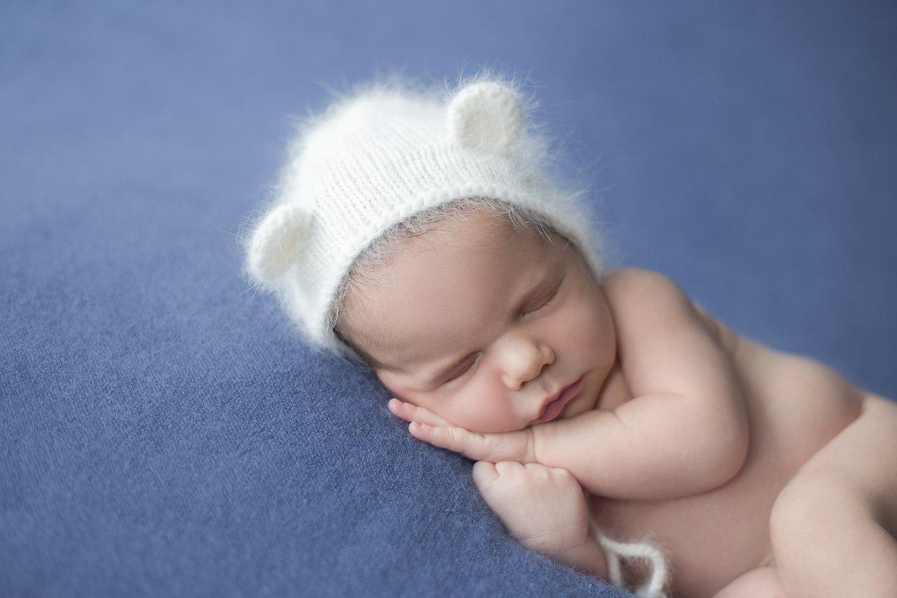 фотосессия новорожденного в забавных шапочках